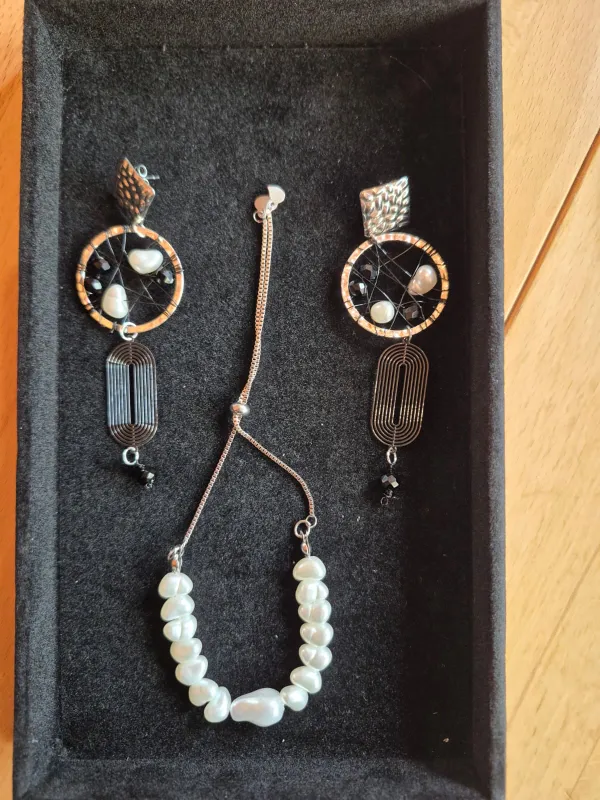 Schmuckset mit weißen Perlen