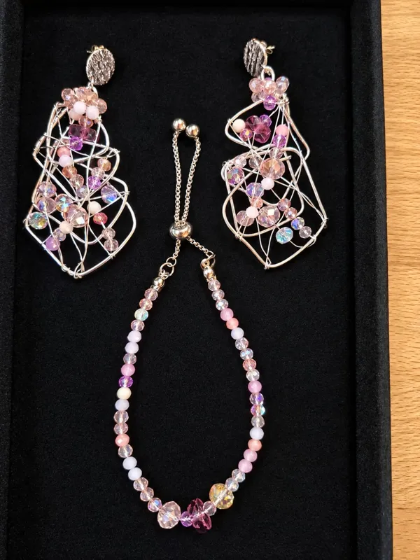 Rosa Schmuckset mit schimmernden Perlen