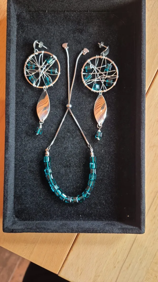 Türkises Schmuckset mit Drahtohrringen